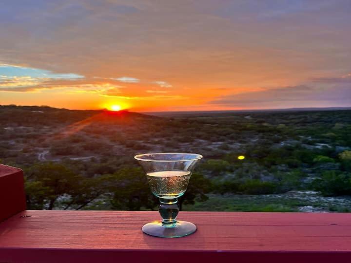 Entire 2Br 2Ba Hilltop View Home Sleeps 7 Pets 4 Acres Jacuzzi Central Ac Kingbeds Free Wifi-Parking Kitchen Washerdryer Starry Terrace Two Sunset Dining Patios Grill Stovetop Oven Fridge Onsitewoodedhiking Wildlife Coveredpatio4Pets & Birds Singing! Marble Falls Ngoại thất bức ảnh